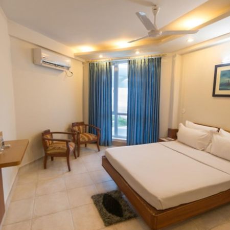 Empires Hotel ปูรี ภายนอก รูปภาพ